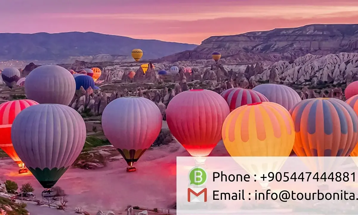 Färgglada luftballonger svävar över Cappadocias unika landskap i Turkiet vid soluppgången. En magisk luftballong turkiet upplevelse.
