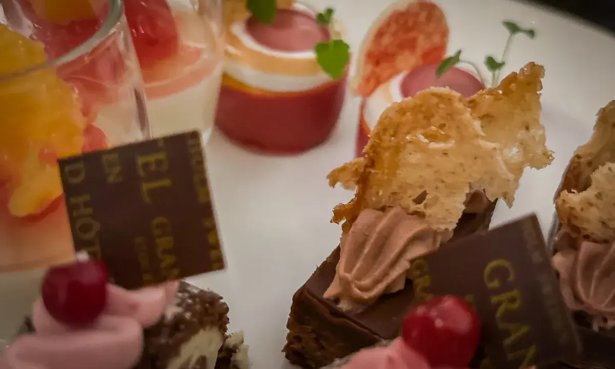 Delikatesser från afternoon tea på Grand Hotel. Små bakelser med frukt, choklad och grädde.