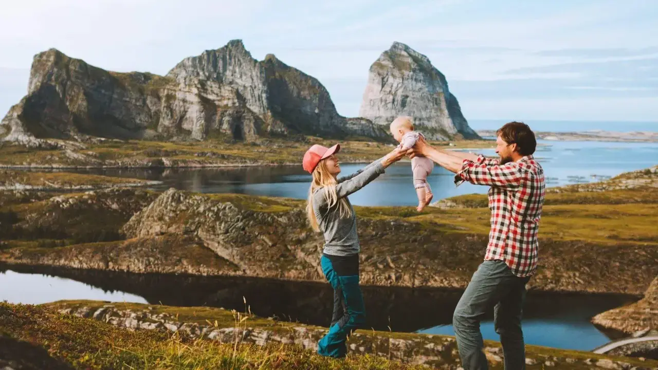Familj njuter av vackra vyer och skapar minnen under sina upplevelser i Norge.