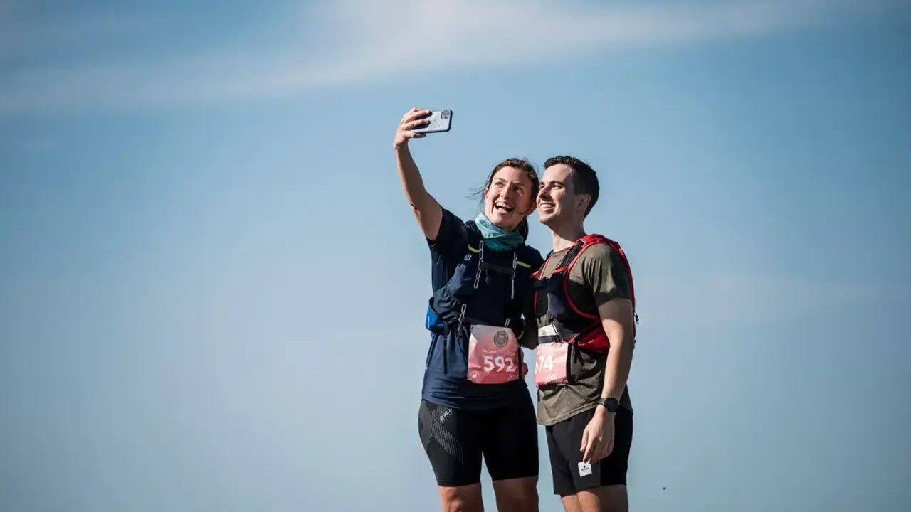 Två löpare tar en selfie efter ett lopp, en härlig icebug experience.
