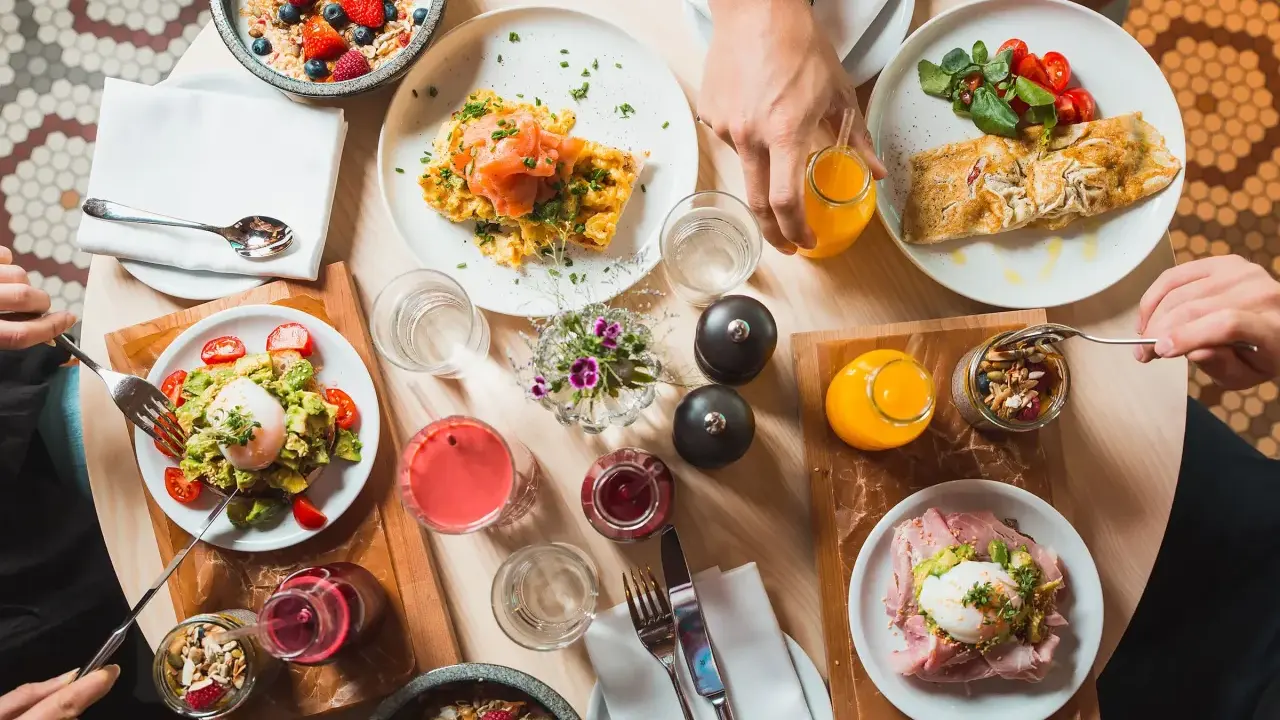 En härlig frukost i Stockholm med ägg, lax, avokadotoast, granola och juice.