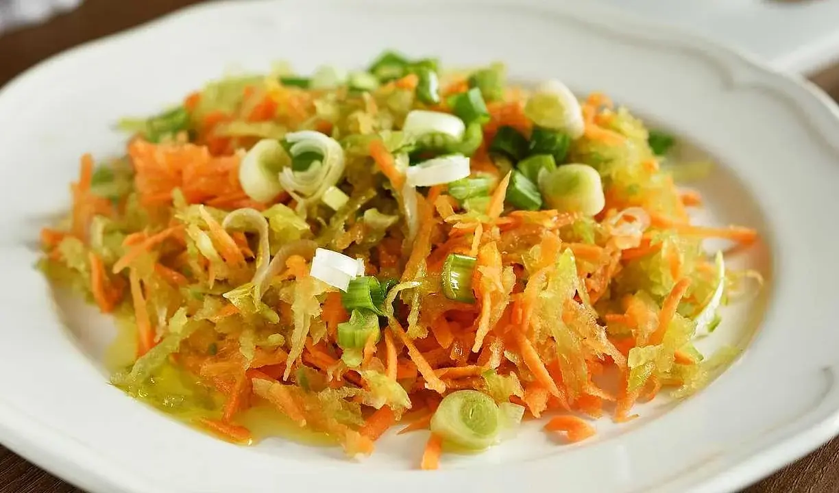 En fräsch, rivig morotssallad med salladslök, perfekt som en snabb sallad till middagen.