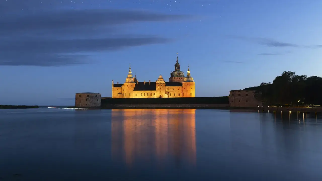 Kalmar slott lyser upp natten, en magisk syn som ger oförglömliga upplevelser i Kalmar.