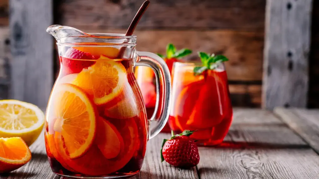 En karaff med fruktig sangria, perfekt för en varm sommardag. Detta är ett klassiskt sangria recept original.