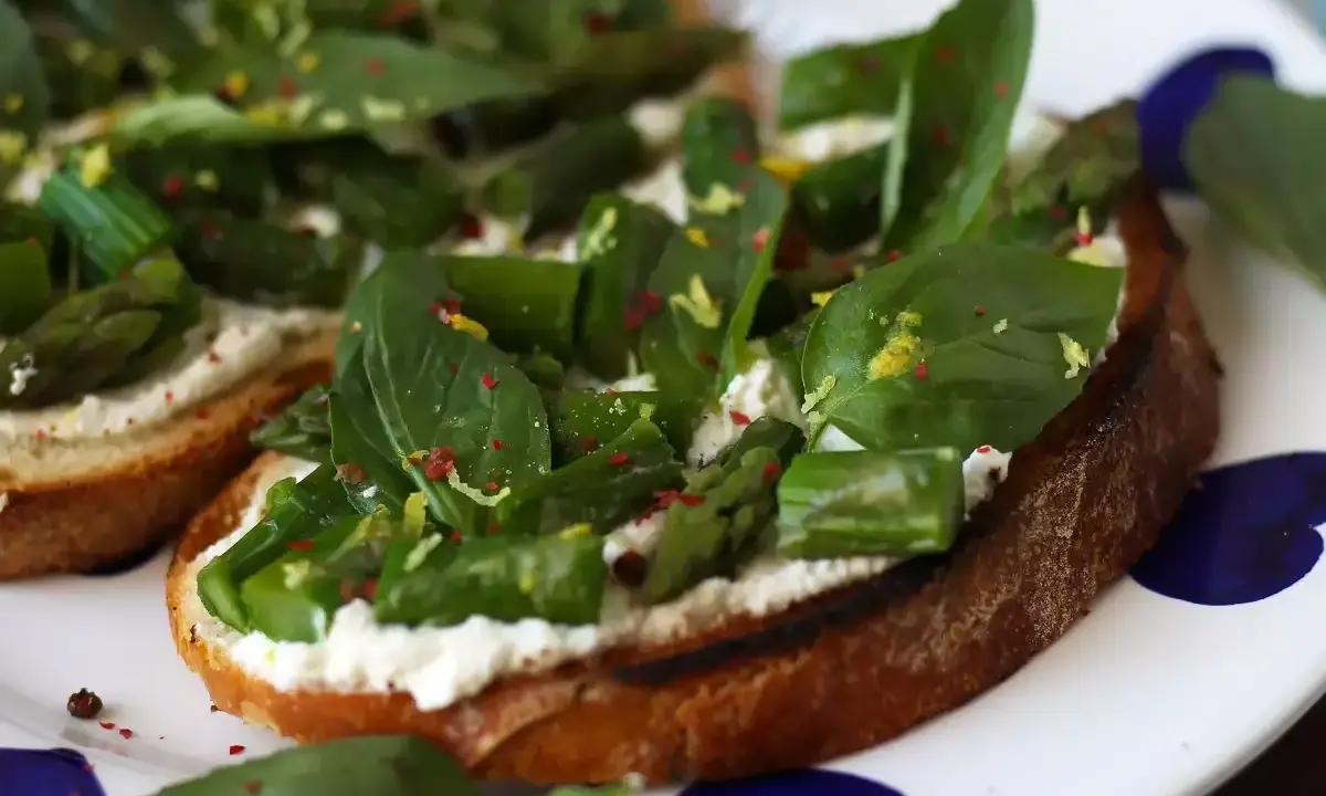 Krispiga bruschettaskivor med krämig ost, sparris och färsk basilika. Ett perfekt italiensk bruschetta recept för sommaren.