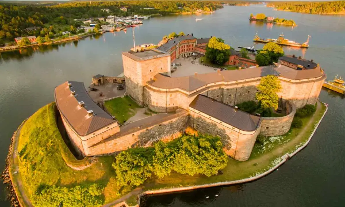 Vaxholms kastell, en av de fina platserna i Stockholm, badar i solljus vid vattnet.