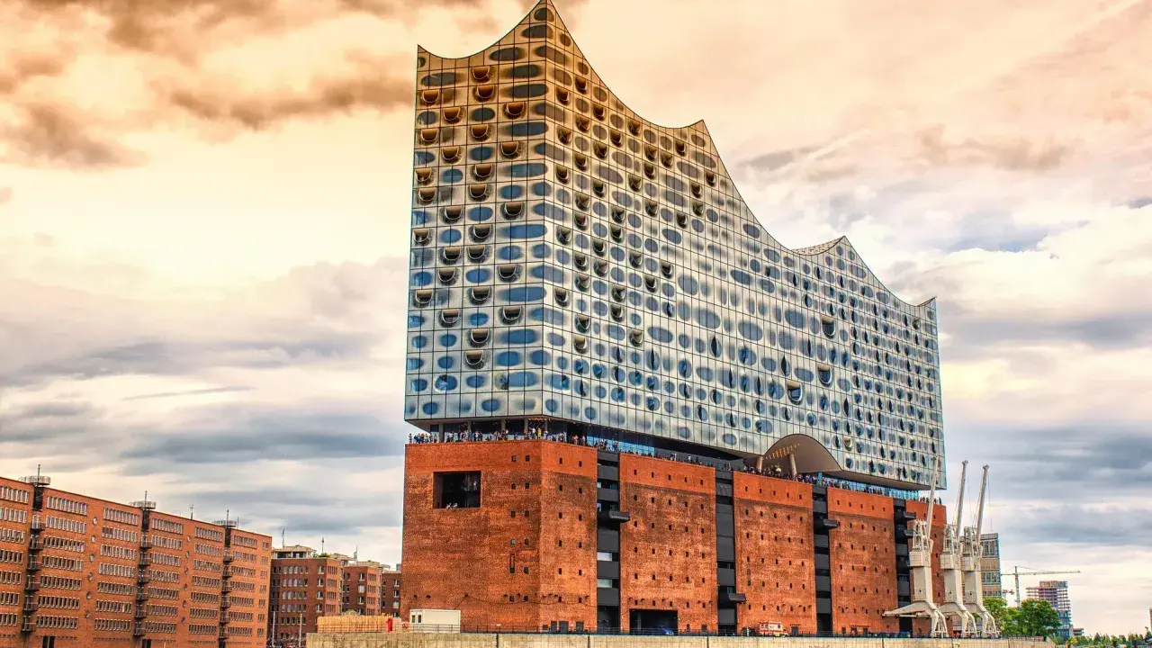 Elbphilharmonie, ett ikoniskt konserthus i Hamburg, reser sig mot en dramatisk himmel.