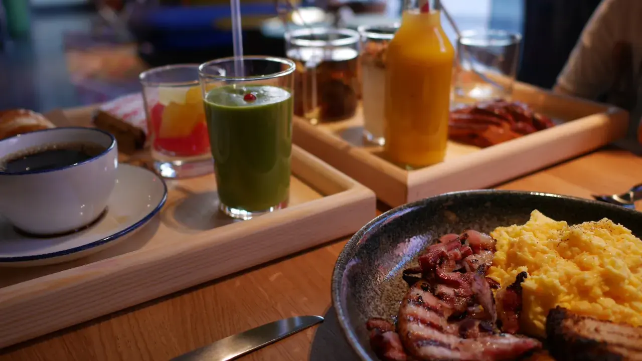 En härlig hobo hotell frukost med äggröra, bacon, kaffe och juice.