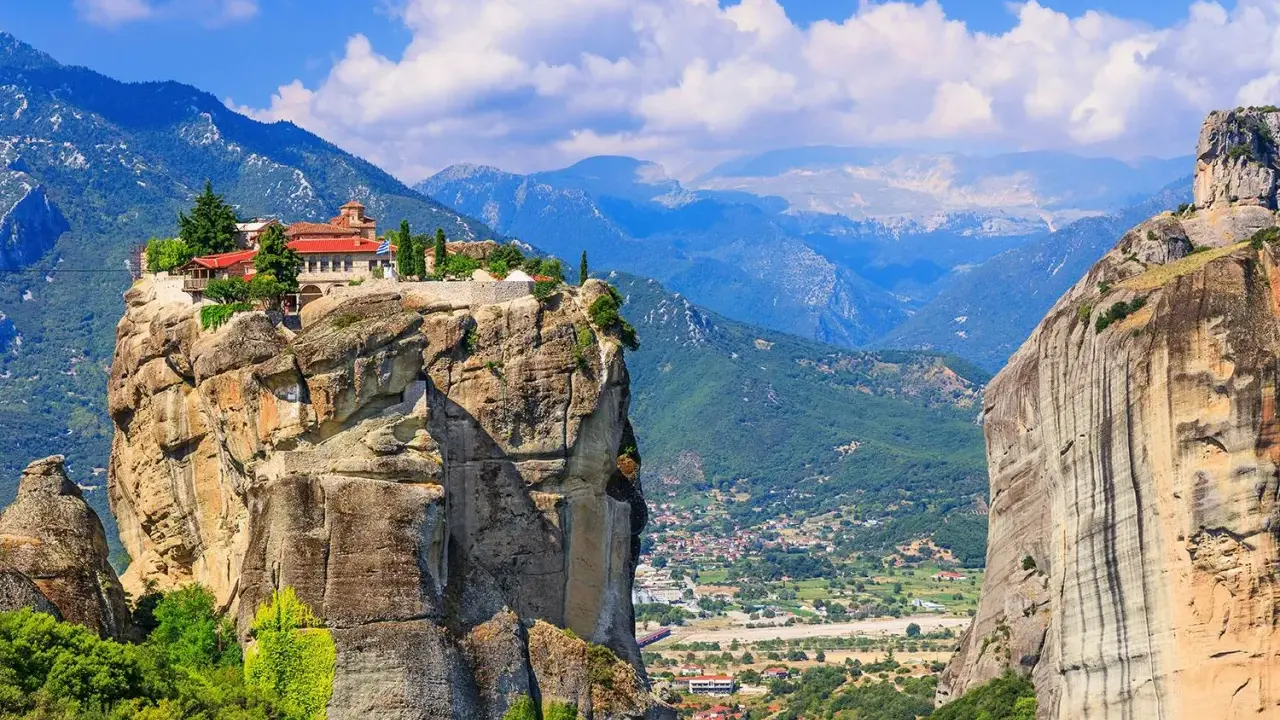 Ett kloster tronar på en klipptopp i Meteora, Grekland. En dröm för en weekend i Europa med hisnande vyer.