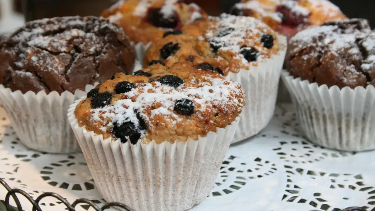 Fluffiga matmuffins med blåbär och choklad, pudrade med florsocker. En härlig frukost eller fika!