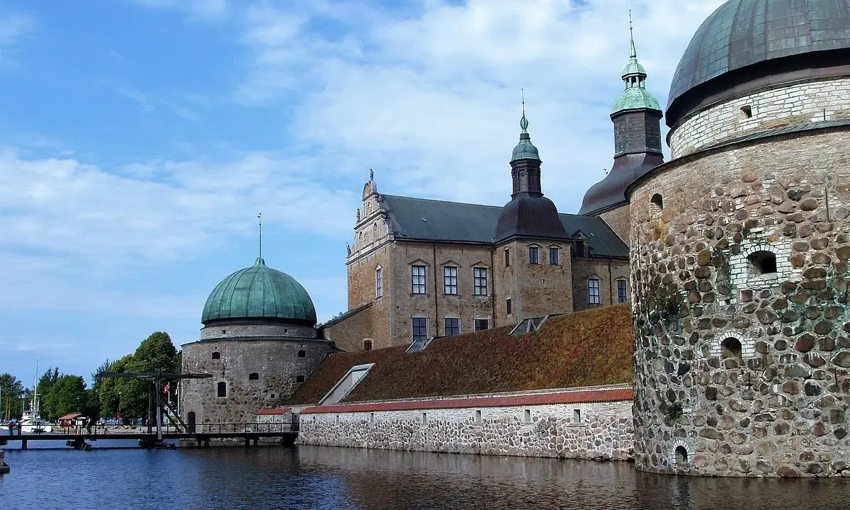 Imponerande slott med kupoler och vallgrav. En perfekt plats att besöka Vadstena för en historisk upplevelse.
