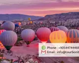 Färgglada luftballonger svävar över Cappadocias unika landskap i Turkiet vid soluppgången. En magisk luftballong turkiet upplevelse.