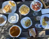 En härlig måltid med albansk mat: kyckling, ris, pommes frites, sallad, kött och bröd.