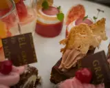 Delikatesser från afternoon tea på Grand Hotel. Små bakelser med frukt, choklad och grädde.