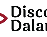 Logotyp med texten "Discover Dalarna" och en stiliserad blomma i rött och blått. Perfekt för att hitta aktiviteter i Dalarna.