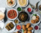 En generös dukning med libanesisk mat: hummus, baba ghanoush, falafel, dolmar, piroger och en hel kronärtskocka.