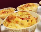 Matiga muffins med havregryn, ost och tomat. Perfekta för en snabb och mättande frukost eller mellanmål.