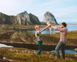 Familj njuter av vackra vyer och skapar minnen under sina upplevelser i Norge.
