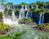 Imponerande vattenfall i Iguazú, Argentina. En båt närmar sig de brusande fallen, en del av fakta om Argentina.