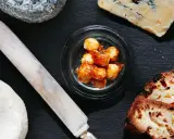 En ostbricka med olika ostar, kanderade nötter och fruktbröd. En klassisk norsk matupplevelse.