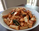 En krämig halloumi pasta i tomatsås med spenat, toppad med grillad halloumi.