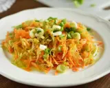 En fräsch, rivig morotssallad med salladslök, perfekt som en snabb sallad till middagen.