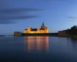 Kalmar slott lyser upp natten, en magisk syn som ger oförglömliga upplevelser i Kalmar.