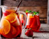 En karaff med fruktig sangria, perfekt för en varm sommardag. Detta är ett klassiskt sangria recept original.