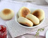 Mjukkaka i stekpanna, gyllene och fluffiga, serveras i en skål med en burk sylt bredvid. Perfekt för frukost eller fika.