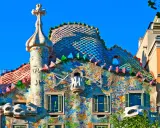 Färgglatt och fantasifullt **Gaudi hus Barcelona** med mosaiktak och unika balkonger under en klarblå himmel.