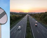 Slut på hastighetsbegränsning på en tysk autobahn skylt. Solnedgång över motorvägen med bilar som kör.