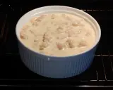 En vit ugnsform med makaroner i en krämig sås, redo för ett läckert pastitio recept.