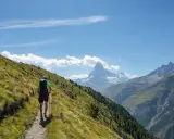 Vandrare på en bergstig med Matterhorn i bakgrunden, en del av en episk haute route.