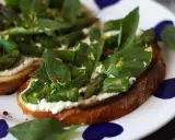 Krispiga bruschettaskivor med krämig ost, sparris och färsk basilika. Ett perfekt italiensk bruschetta recept för sommaren.