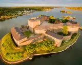 Vaxholms kastell, en av de fina platserna i Stockholm, badar i solljus vid vattnet.