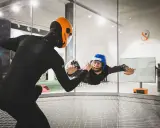Två personer i flygtunnel, en instruktör och en person som flyger. En av de roliga aktiviteterna i Stockholm!