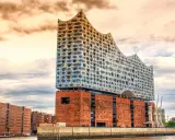 Elbphilharmonie, ett ikoniskt konserthus i Hamburg, reser sig mot en dramatisk himmel.