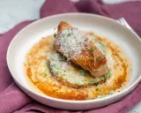 En elegant rätt med kött, grön puré och en krämig sås, toppad med riven ost och örter. Ett perfekt fine dining recept.