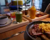 En härlig hobo hotell frukost med äggröra, bacon, kaffe och juice.