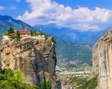 Ett kloster tronar på en klipptopp i Meteora, Grekland. En dröm för en weekend i Europa med hisnande vyer.