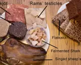 En tallrik med isländsk mat: hangikjöt, blóðmör, lifrarpylsa, rams' testiklar, fermenterad haj, singed sheep's head, flatkaka och rågbröd.