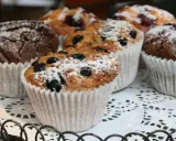 Fluffiga matmuffins med blåbär och choklad, pudrade med florsocker. En härlig frukost eller fika!