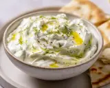 Krämig tzatziki med dill och olivolja, perfekt till pitabröd. Ett enkelt tzatziki recept för alla.