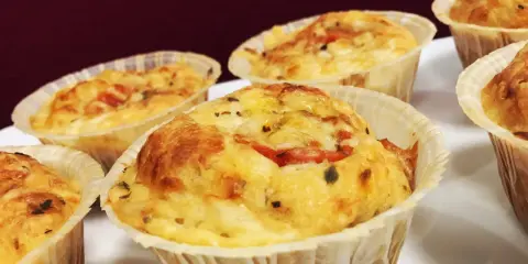 Matiga muffins med havregryn, ost och tomat. Perfekta för en snabb och mättande frukost eller mellanmål.