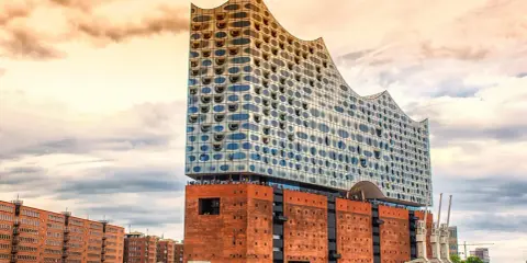 Elbphilharmonie, ett ikoniskt konserthus i Hamburg, reser sig mot en dramatisk himmel.