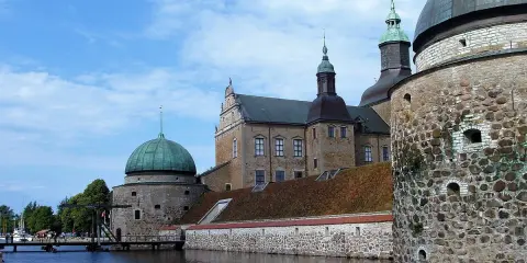 Imponerande slott med kupoler och vallgrav. En perfekt plats att besöka Vadstena för en historisk upplevelse.
