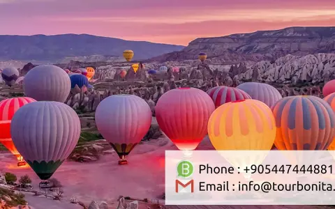 Färgglada luftballonger svävar över Cappadocias unika landskap i Turkiet vid soluppgången. En magisk luftballong turkiet upplevelse.
