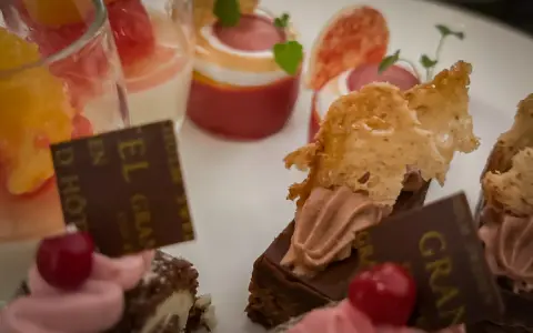 Delikatesser från afternoon tea på Grand Hotel. Små bakelser med frukt, choklad och grädde.
