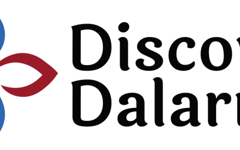Logotyp med texten "Discover Dalarna" och en stiliserad blomma i rött och blått. Perfekt för att hitta aktiviteter i Dalarna.