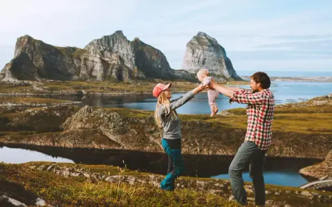 Familj njuter av vackra vyer och skapar minnen under sina upplevelser i Norge.